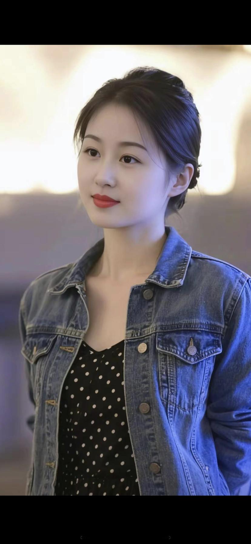 这姑娘穿着牛仔外套，真帅气！