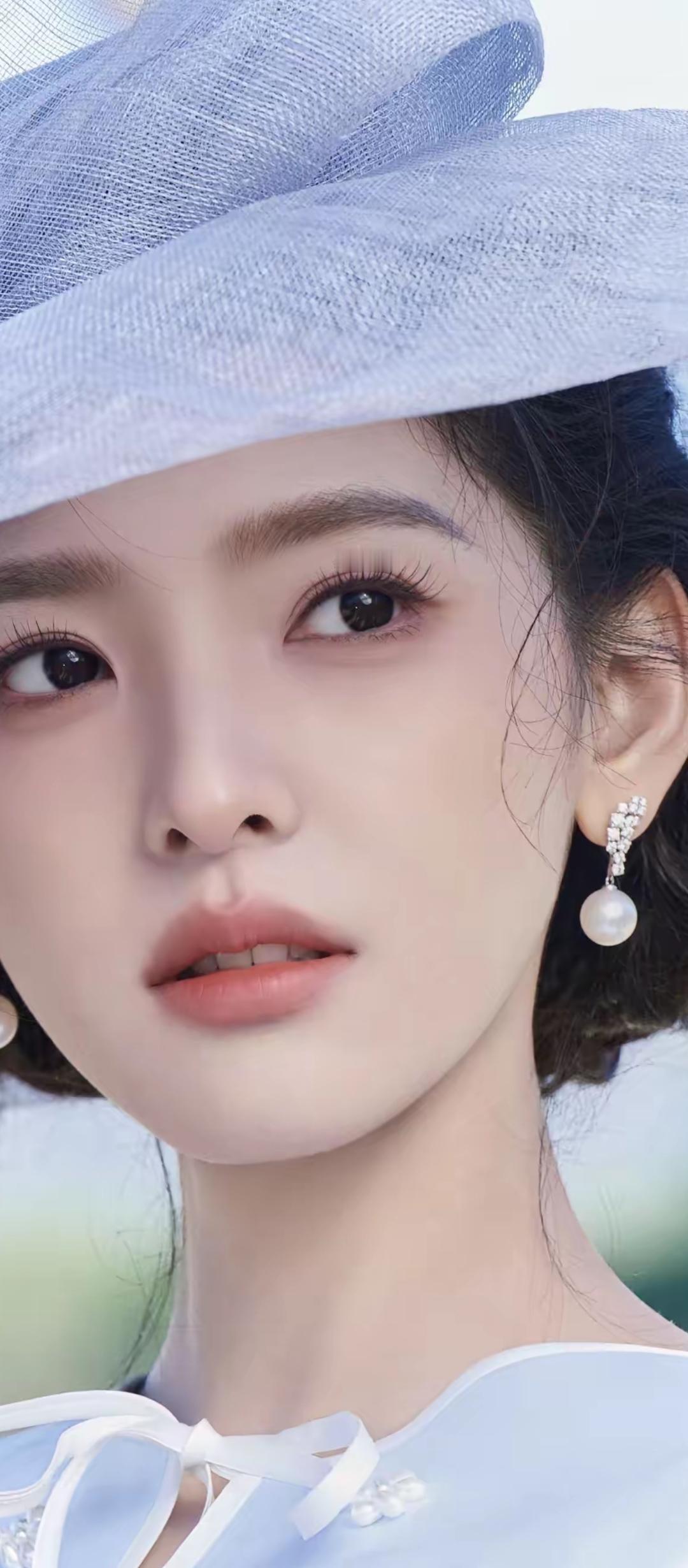 优雅的蓝白搭配，复古的珍珠耳环，尽显高贵气质。