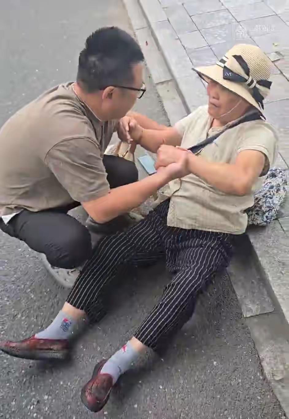老人摔倒暖心一幕：善良从不被辜负

杭州街头最治愈的温柔，从来都藏在普通人的善意