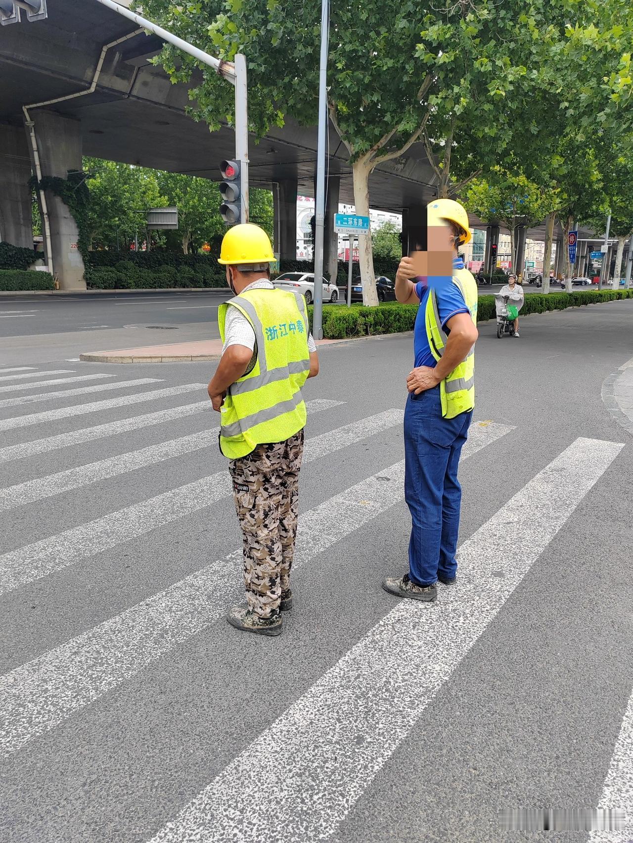 济南连日气温冲高，预报三十七八度，露天体感早已突破四十摄氏度。路口等候信号灯的建