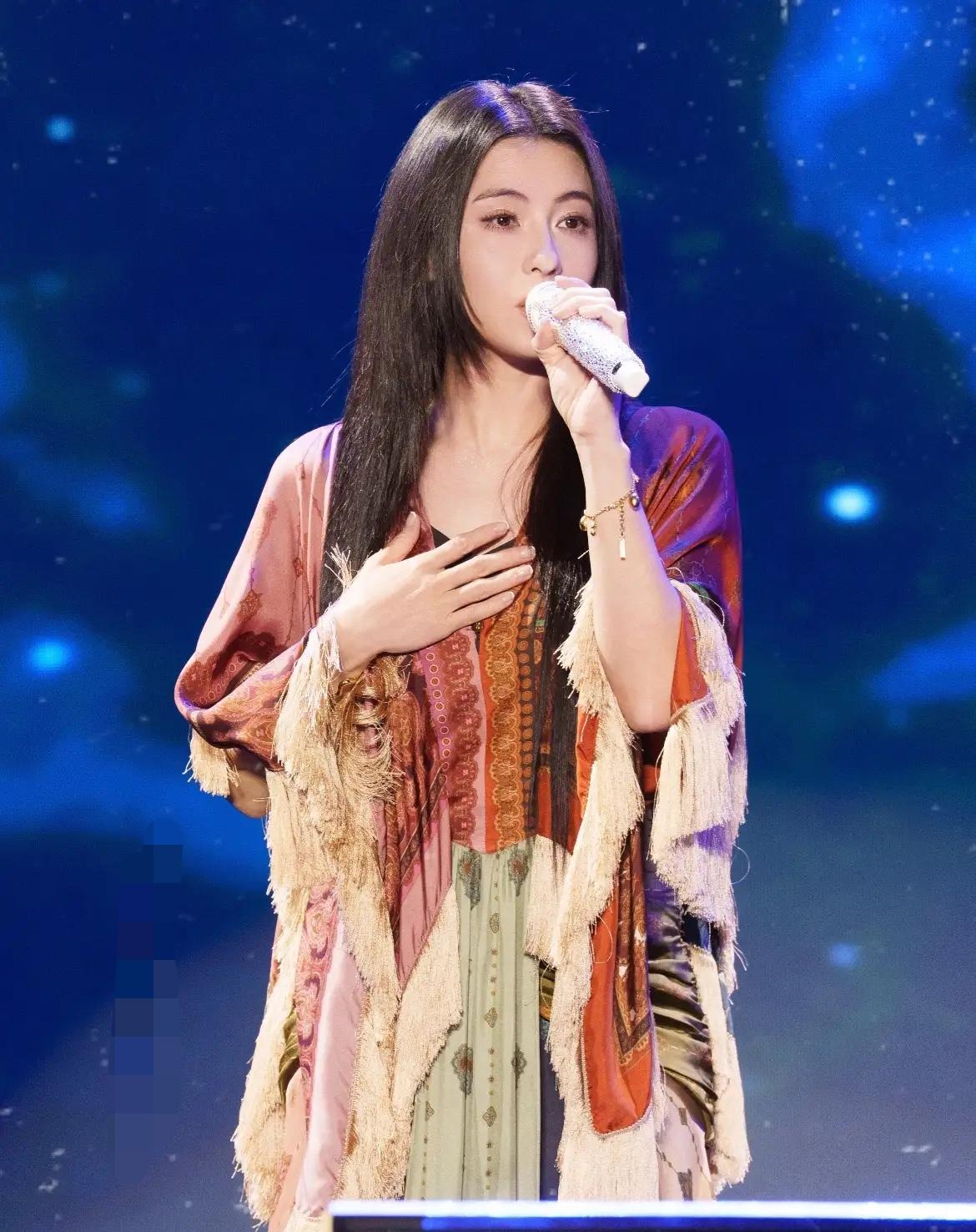 看完张柏芝青岛演唱会的现场画面，着实被她绝佳的状态狠狠惊艳到，很难相信已经步入中