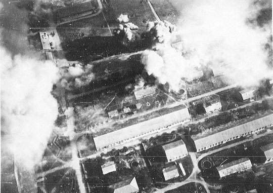 飞扬军事[超话] 1944年10月12日，美军空袭台湾嘉义日军航空基地 ​​​