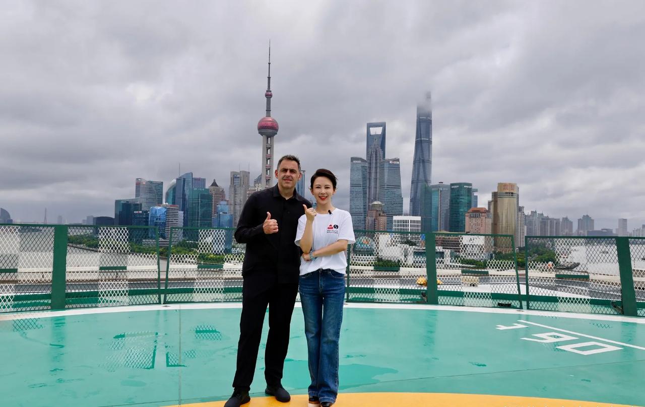 矜持严肃：火箭与九球天后潘晓婷合影。
“为老不尊”：火箭与新科世锦赛冠军赵心童合