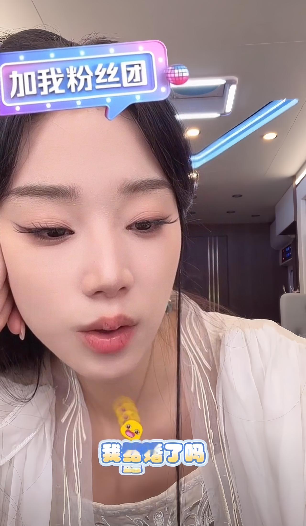 短剧女王戏里月结三次婚，现实中对粉丝坦白：我连男人影都没见着。
她每天在片场和总