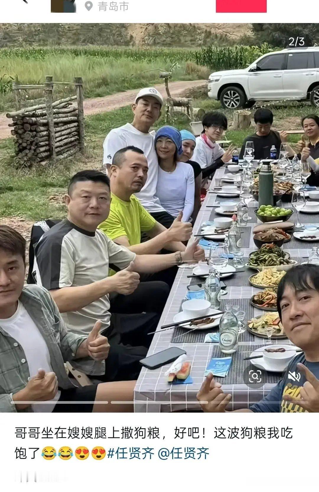 任贤齐一家四口罕见同框，陈则妤戴头巾很时尚，她一直穿搭都挺个性的，一家四口在一起