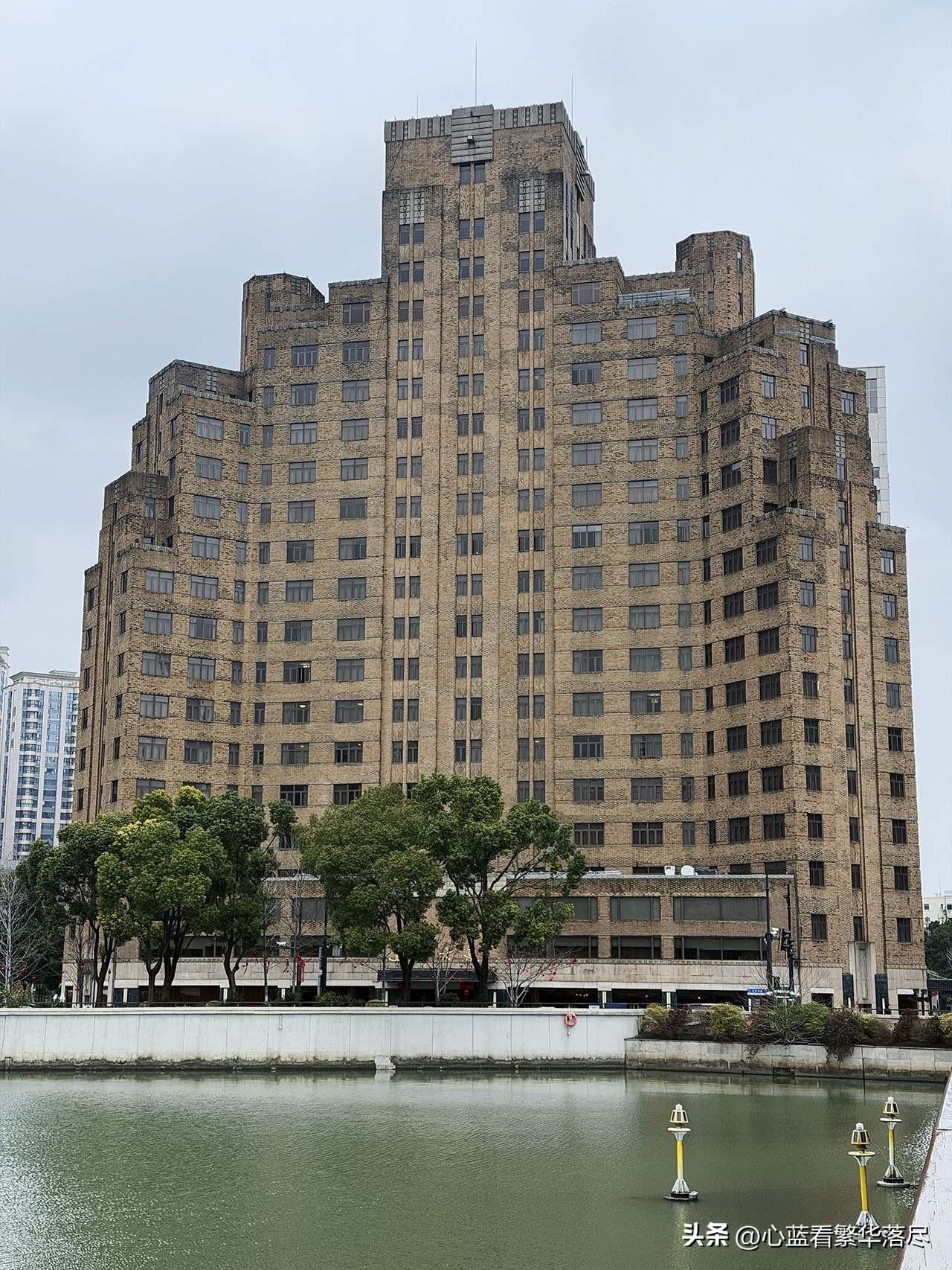 真是没想到上海的这座大楼竟然是1934年竣工的，虽然现在整栋楼看起来依旧非常的气