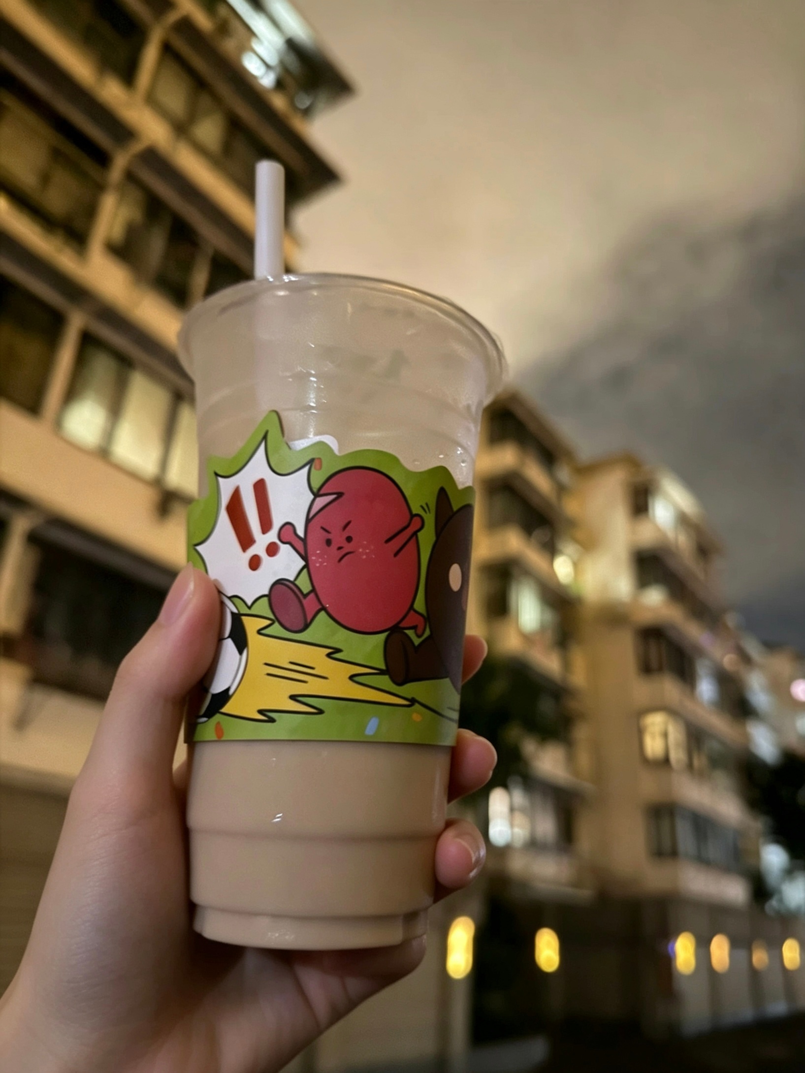 夜跑跑着跑着，不知道为什么，手里突然多了一杯东西