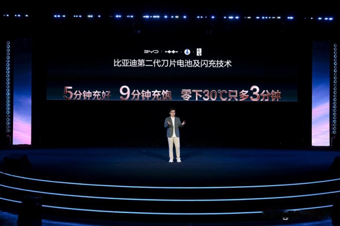 充电比加油还快，这件事放在三年前根本没人敢信，但比亚迪真把它做成了，硬核科技领跑