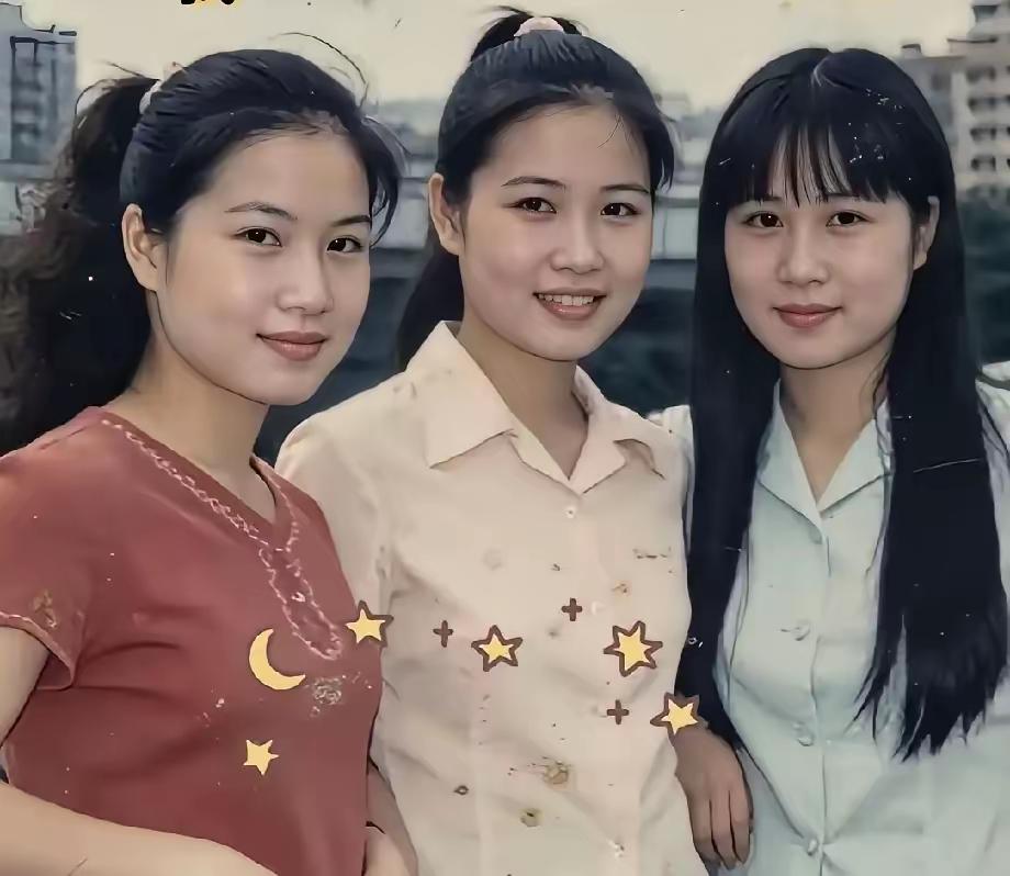 光阴倒回三十年，
三位佳丽若花颜。
朴实无华自然美，
拍照珍藏至今天。