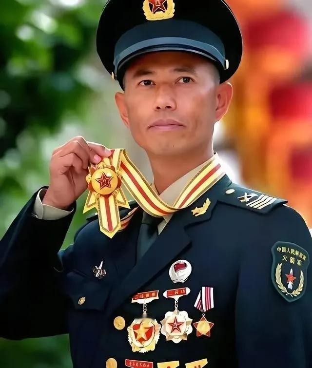 王忠心在火箭军干了34年，从普通新兵做到一级军士长。1999年他按规定退役，半年