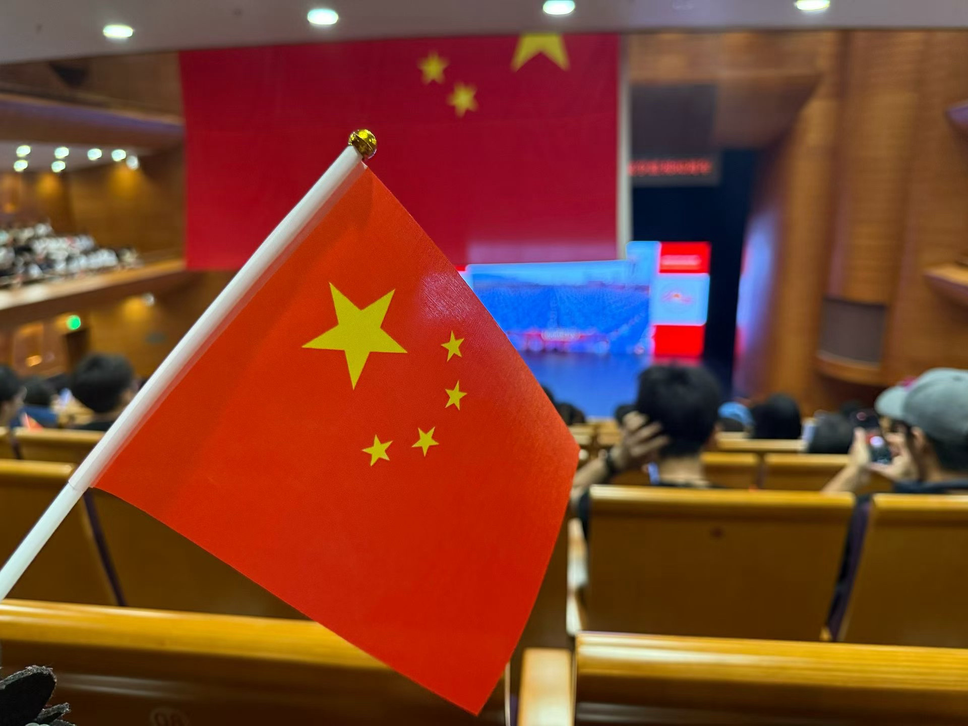 为什么我的眼里常含泪水因为我对这土地爱得深沉伟大的中华人民共和国万岁伟大的中国人