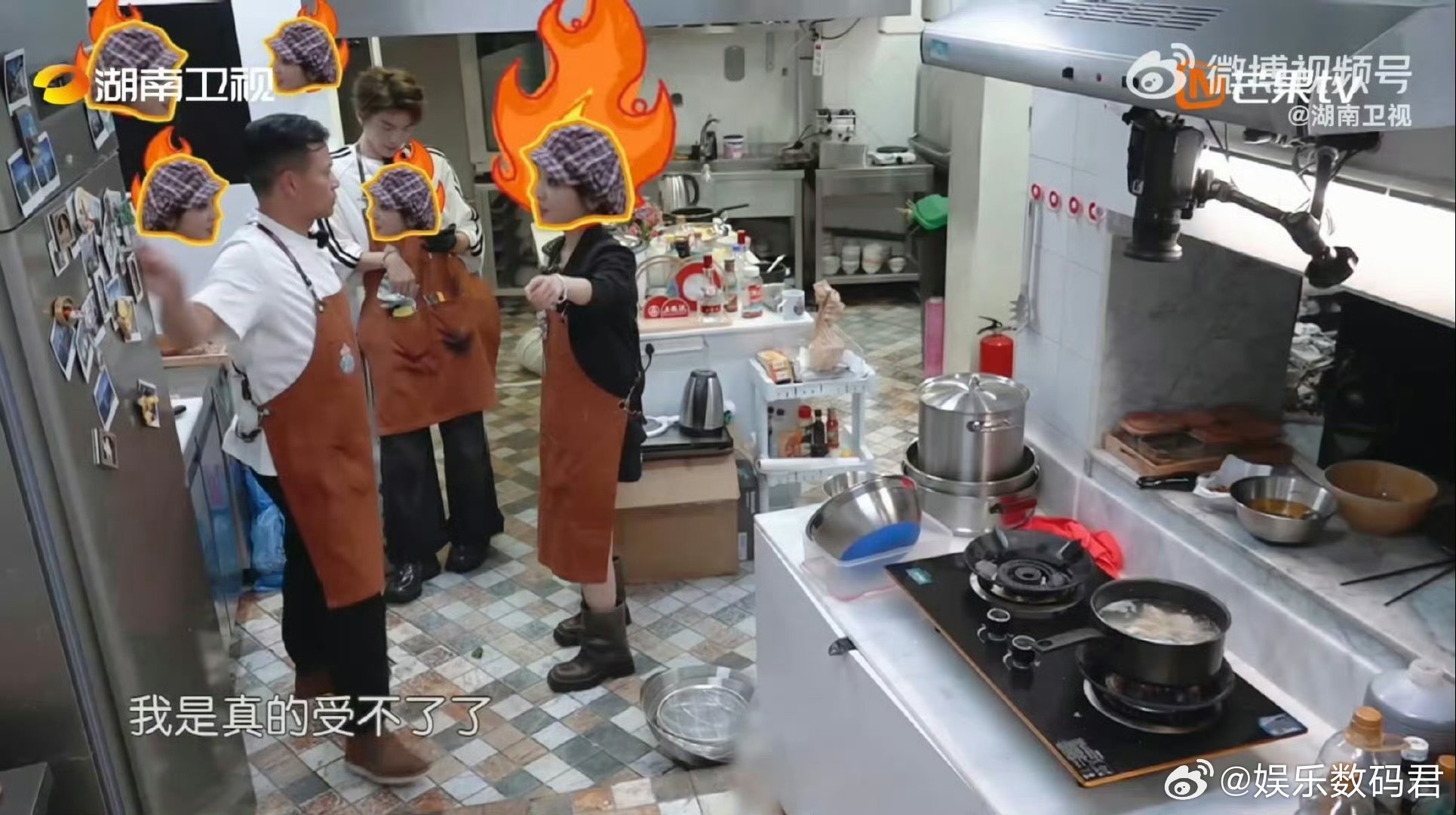 中餐厅 后厨“恩怨”现场：小翟煮饺子时当起“指挥家”，对着月月连环下达指令，拿蒜