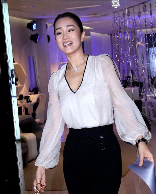 当年老谋子宁死不娶巩俐，真不是嫌她条件差。向太早就戳破了这层窗户纸,巩俐骨子里全