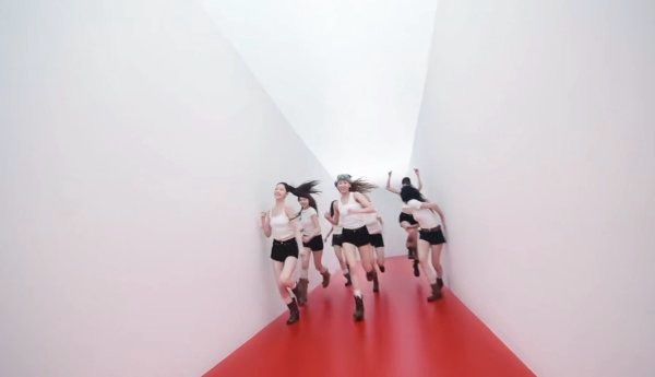 如何看待hybe新女团疑似延续艾利特礼拿概念 