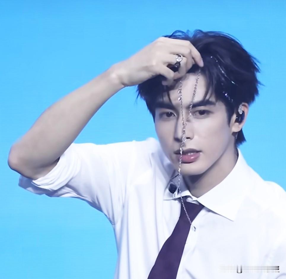 笑不活了家人们，宋威龙你到底在用你的帅脸做什么？

宋威龙在十周年见面会上，为大