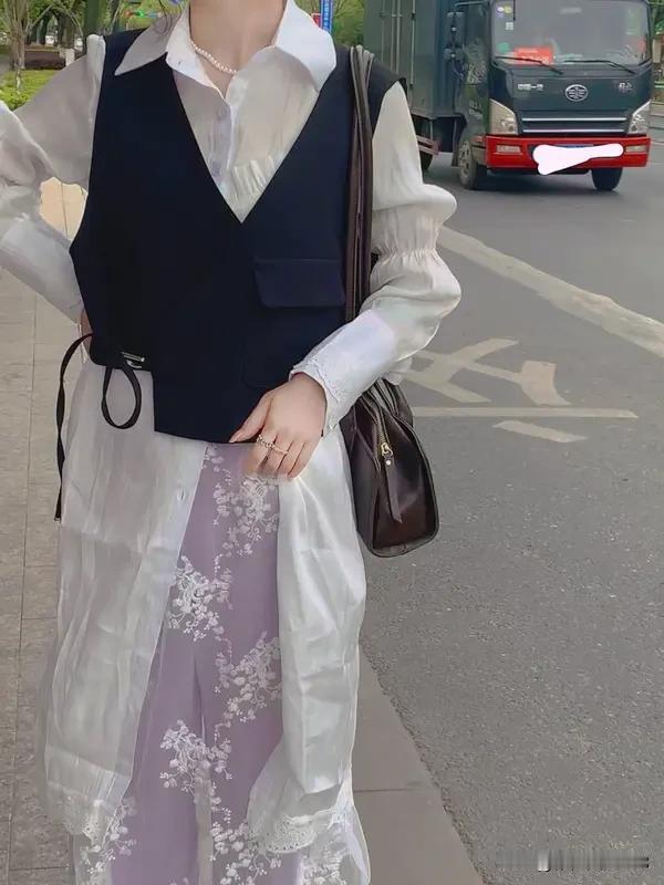 白色衬衫套装裙白色衬衫套装裙，是时尚界的经典诗篇。利落的衬衫线条勾勒干练，优雅的