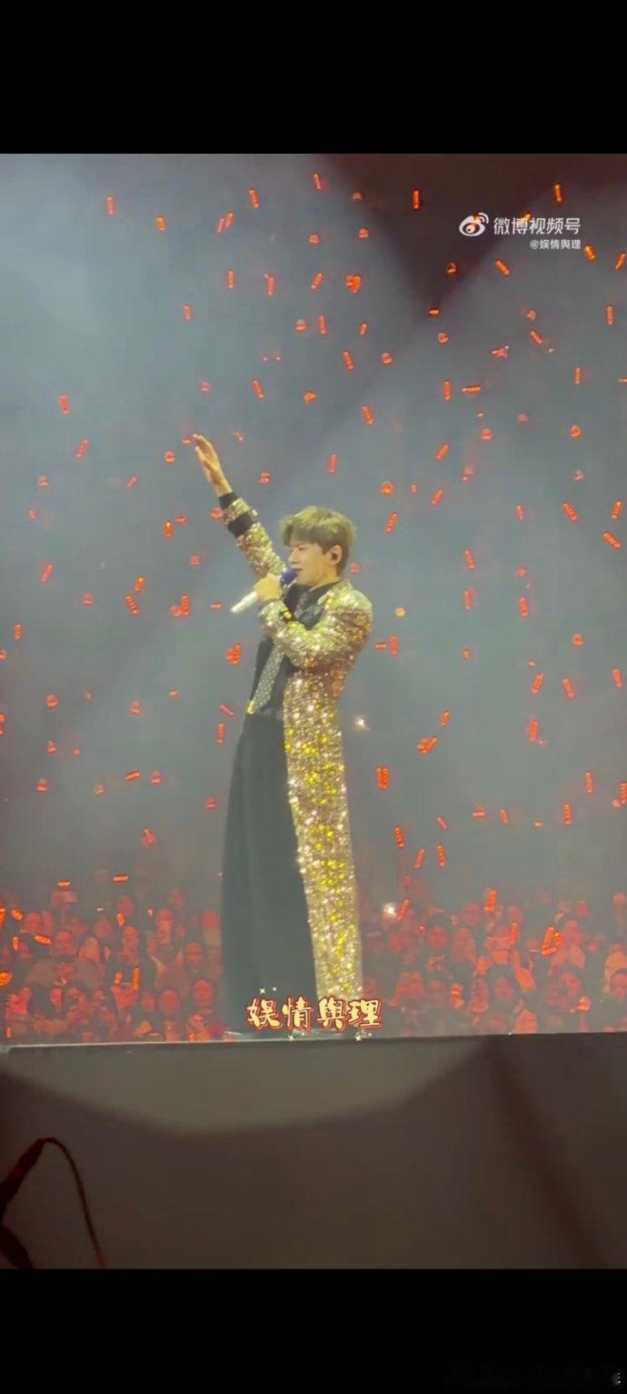 张杰挥手有雨刮器那味了谁能拒绝张杰的雨刮器式挥手啊，魔性又可爱，节奏超到位，舞台
