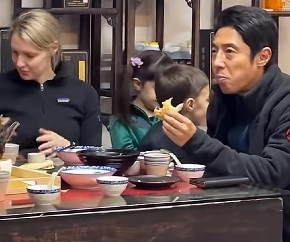 撒贝宁与外籍妻子李白以及一双儿女旅游时吃早餐时的一幕，不得不佩服小撒当年的选择是