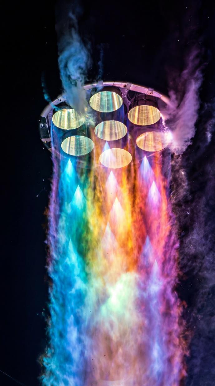 这是一枚喷出七彩祥云的运载火箭，起飞机采用七台发动机，除去长征十号五米直径箭体里