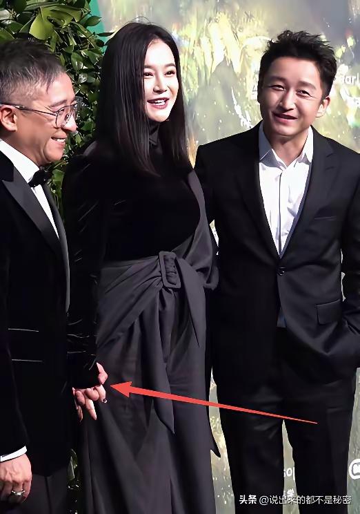 她竟在公众场合、在老公身旁与他人十指紧扣？这让邹市明情何以堪！
说实话，我着实不