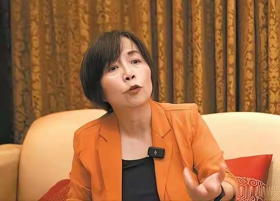 黄智贤转风向这是与她的家庭背景直接相关。她的一家在湾湾小岛的台南绿得油亮一片。她