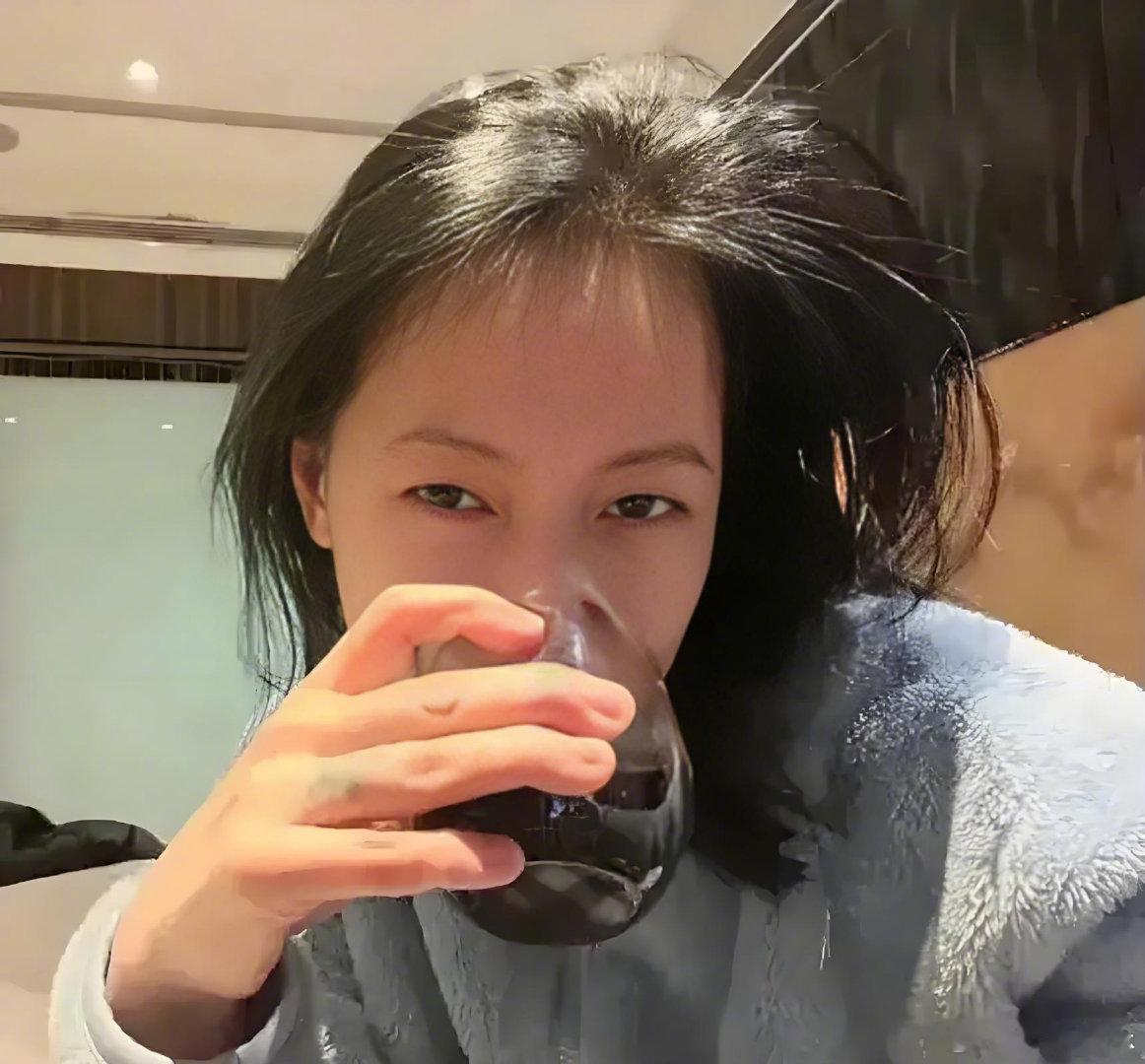 小S报平安  小S说肝很正常  据台媒，小S被曝因肝脏出问题戒酒，健康亮红灯。对