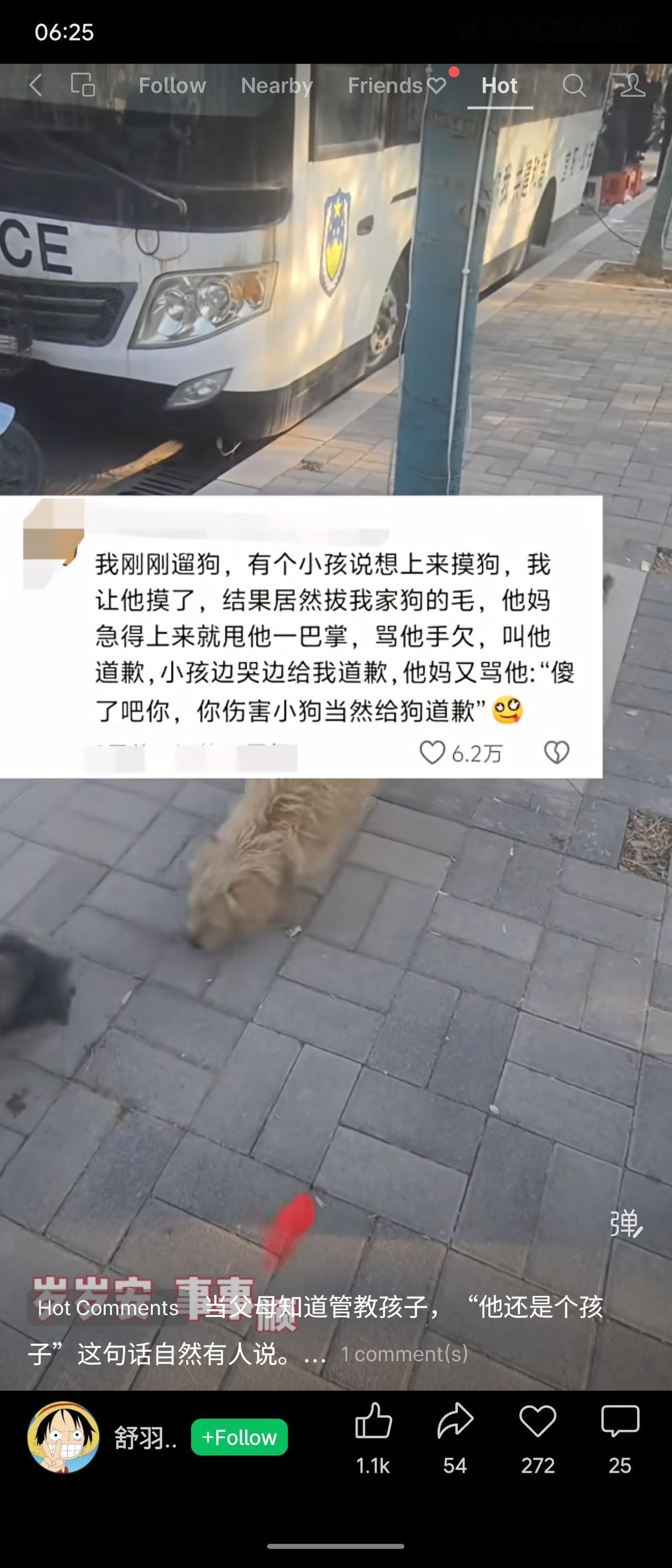 女子遛狗时，小孩摸狗后拔狗毛。母亲立刻打了孩子一巴掌，骂他手欠，让他道歉。孩子哭