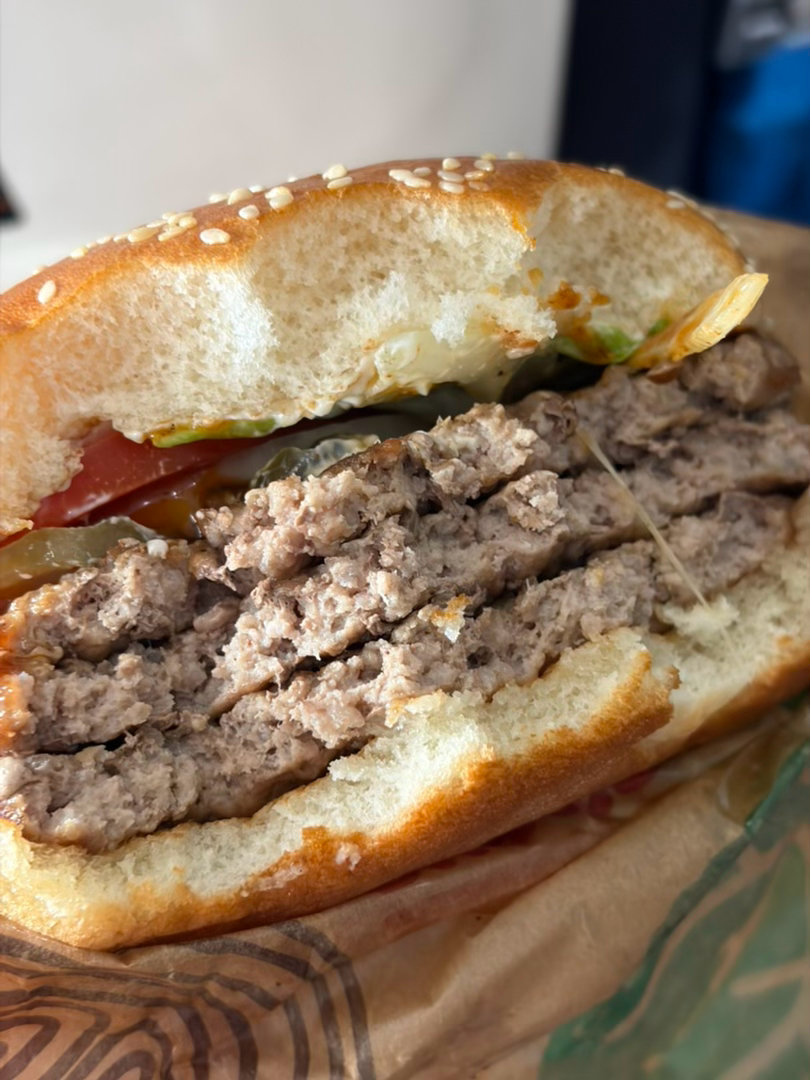 以前上学吃不起三层大皇堡，现在买得起吃不了这么多了