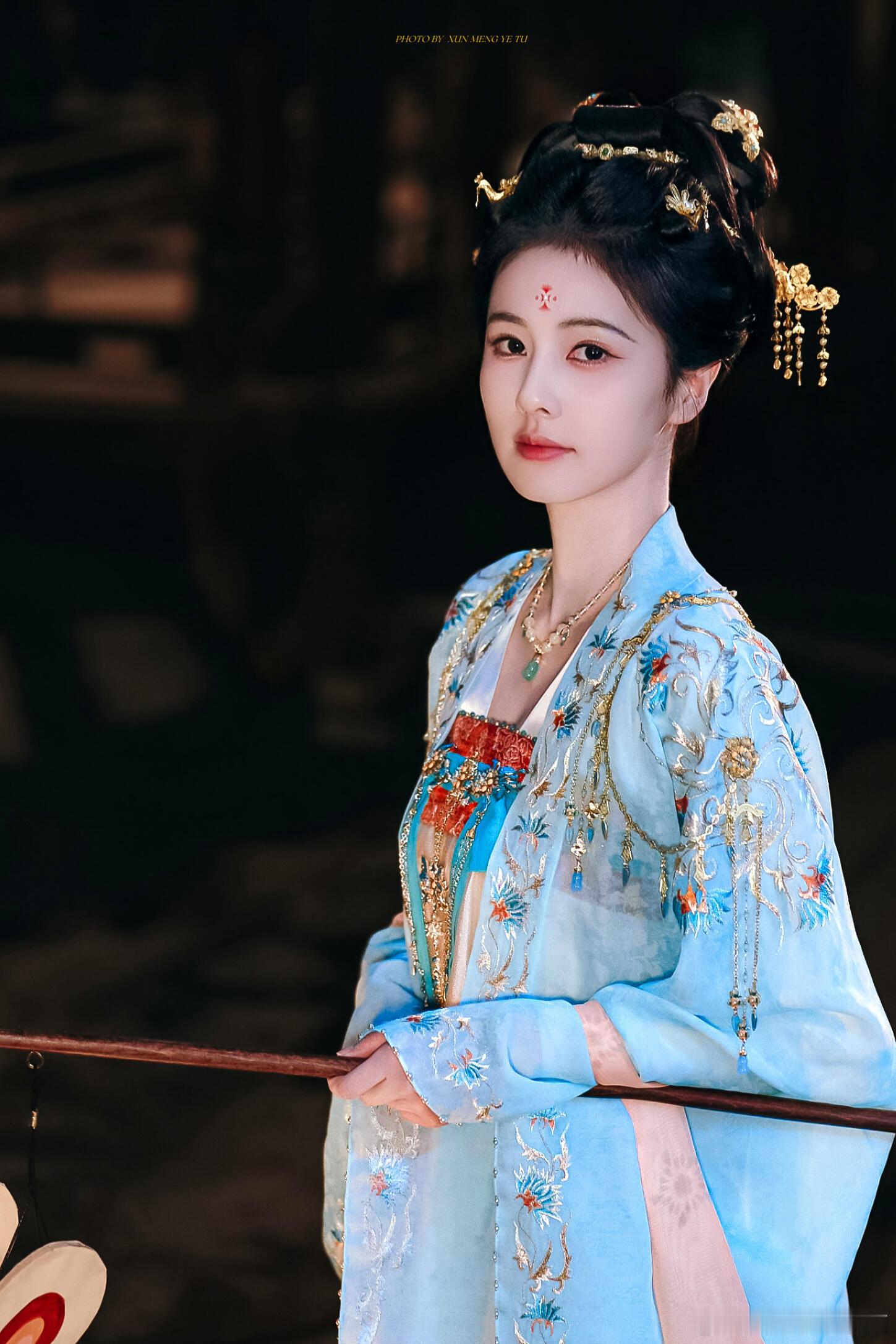 白鹿新身份给大家拜年 谁还没被白鹿的新角色李佩仪惊艳到，《唐宫奇案》里独闯谜局的