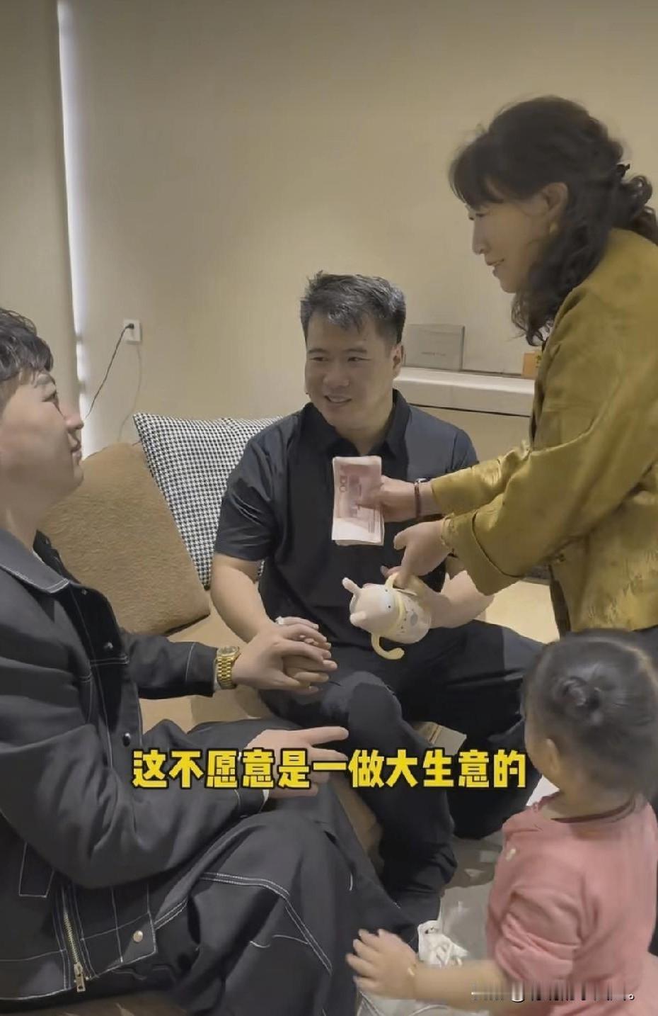 小乡村的故事！
    因为 小喵太想孩子了。郭老大 带着一家人来到上海 看小喵