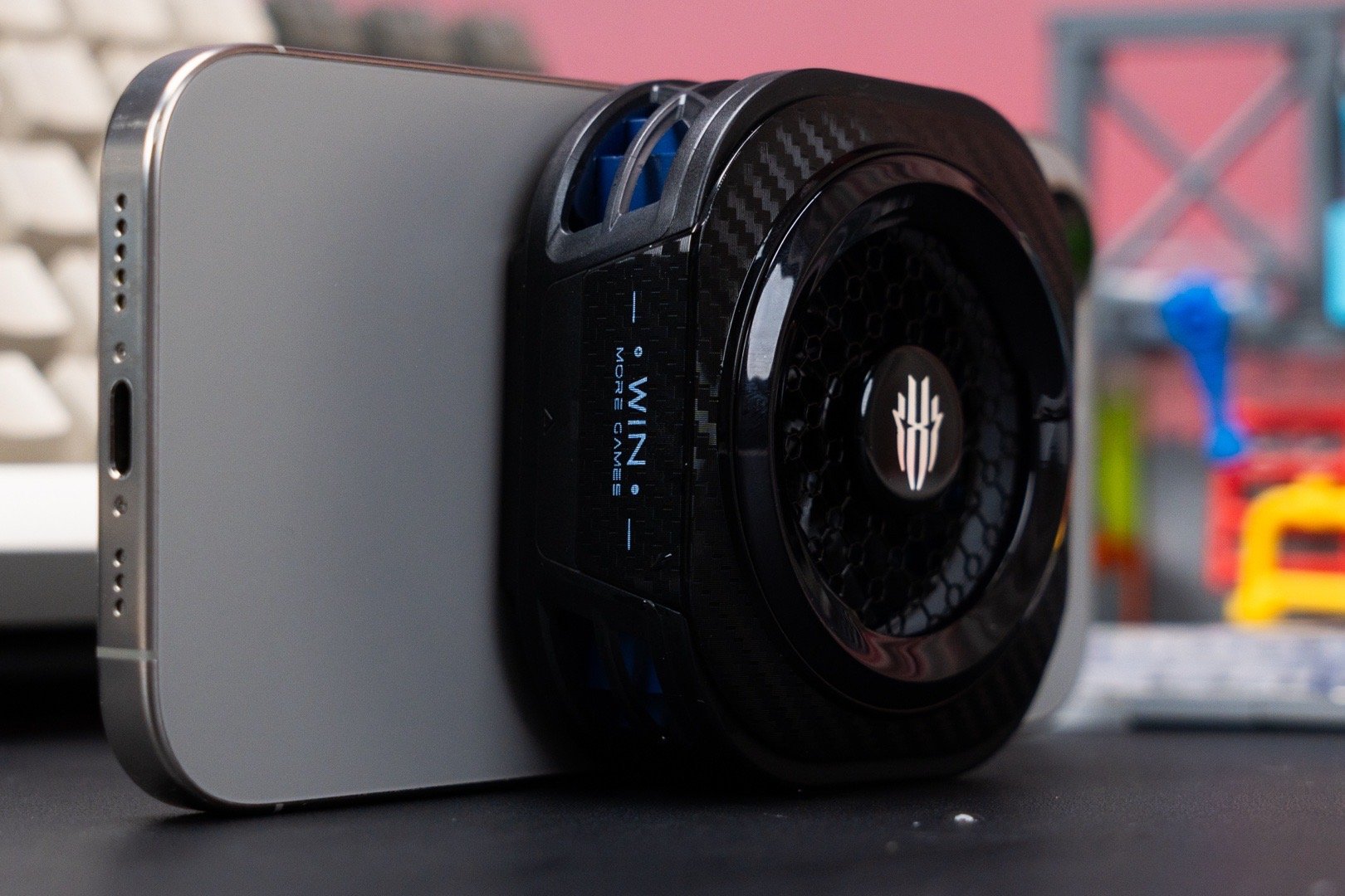 很快就要入夏了，打王者、和平精英、原神，手机一热就掉帧卡顿！红魔散热器直接到8P