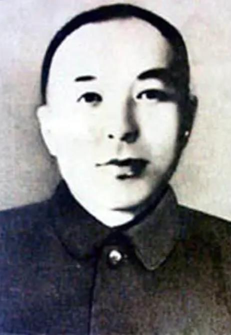 1941年，李兆麟狠心把半岁的儿子扔在深山，妻子嚎啕大哭，他拔出手枪对着妻子，怒