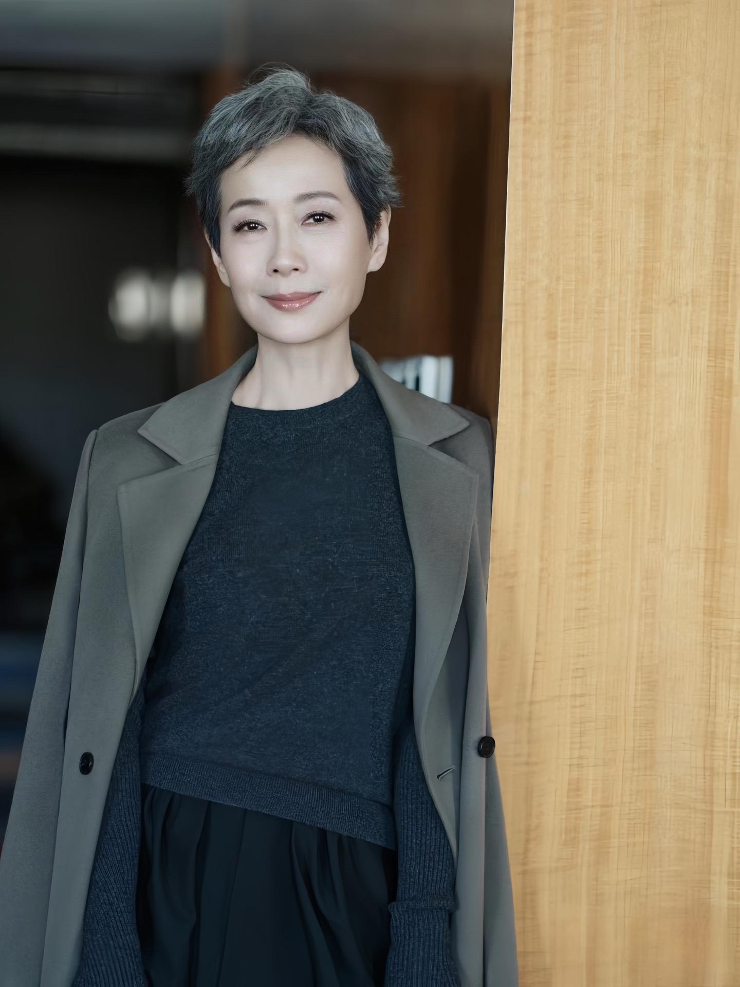叶童：这个世界上有两件事你无法避免… 一是年龄，二是别人的评头论足。 ...