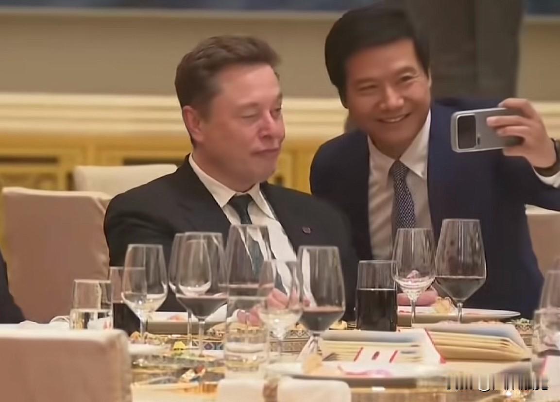 在欢迎宴会上，小米老板雷军走到特斯拉老板马斯克的座位边，问他拍个合照OK不OK？