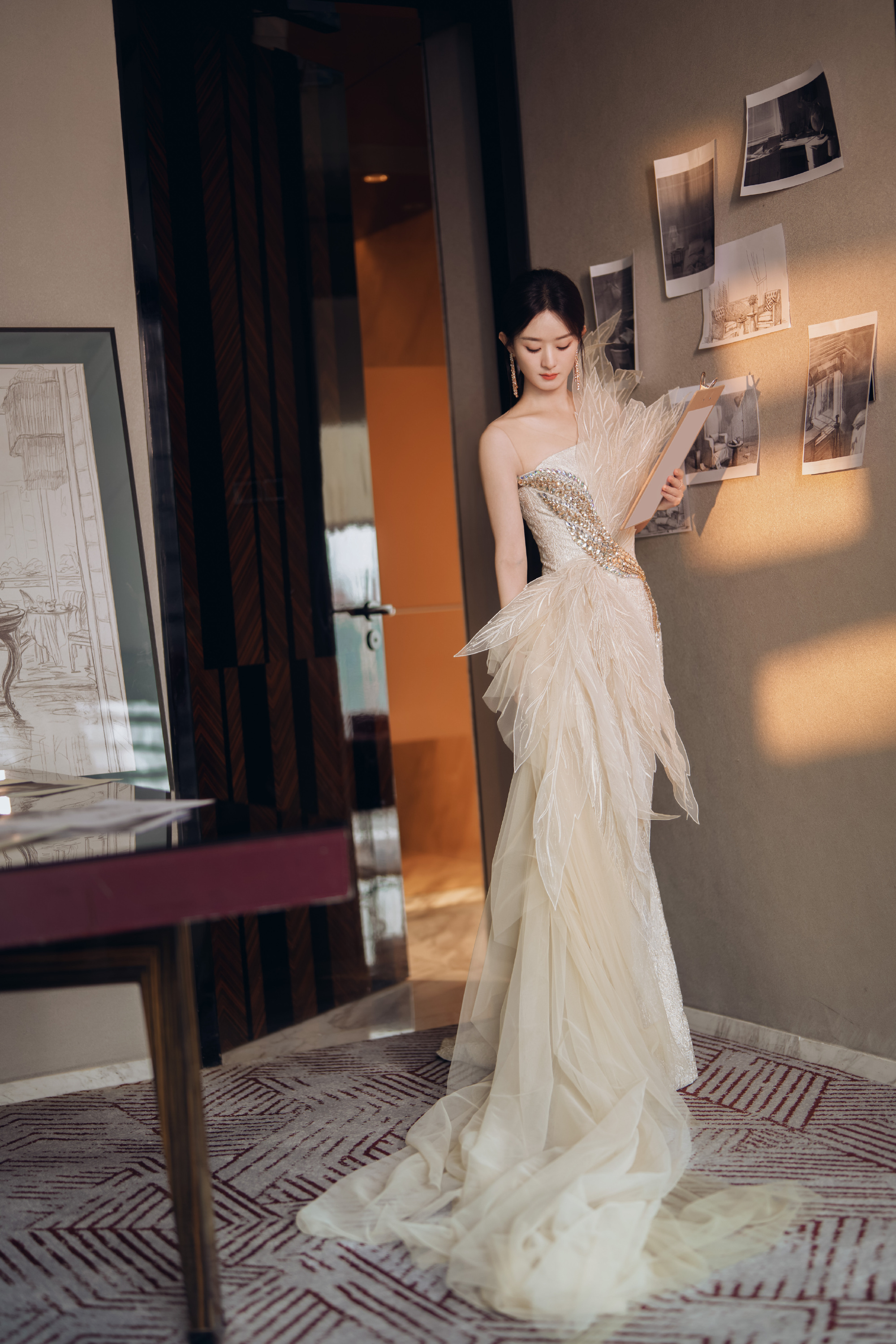 #赵丽颖羽纱仙女裙#极尽优雅的凤凰仙子、、这个头饰我真的狂爱啊！室能不能拍一张戴