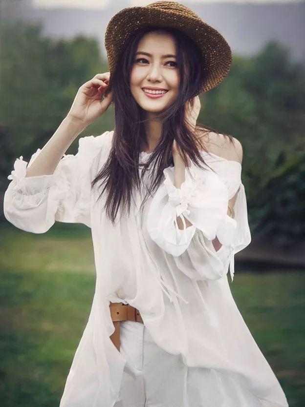 感情里，有三种特质的女孩子超有魅力。
一种是由内而外散发从容光芒的女孩。她们不依
