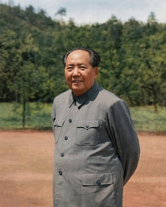 毛泽东一九五六年三月中旬纪事3月12日    晚上，毛泽东在中南海颐年堂主持召开
