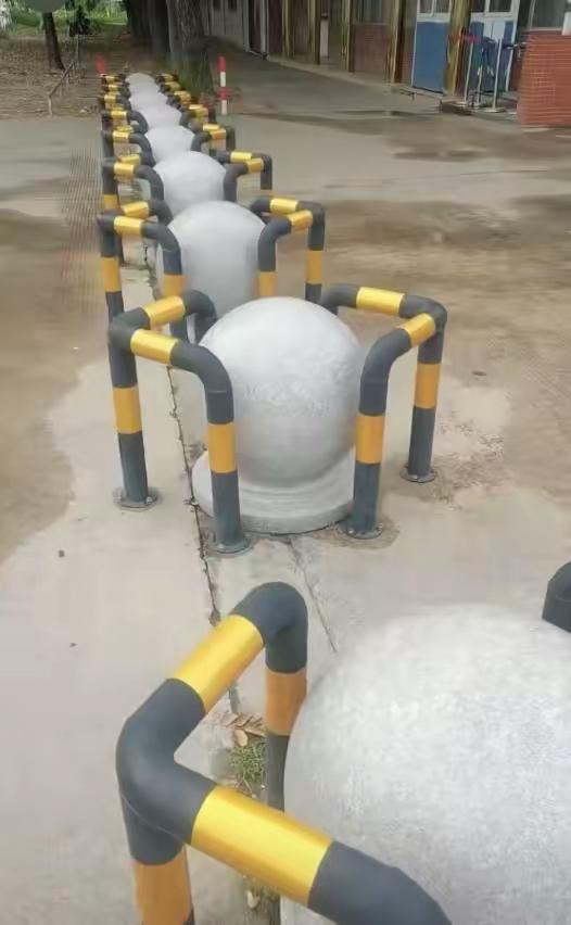 最近，广东省岭南工商第一技师学院门口的石墩圆球护栏火了。网友两次发视频表示被这“