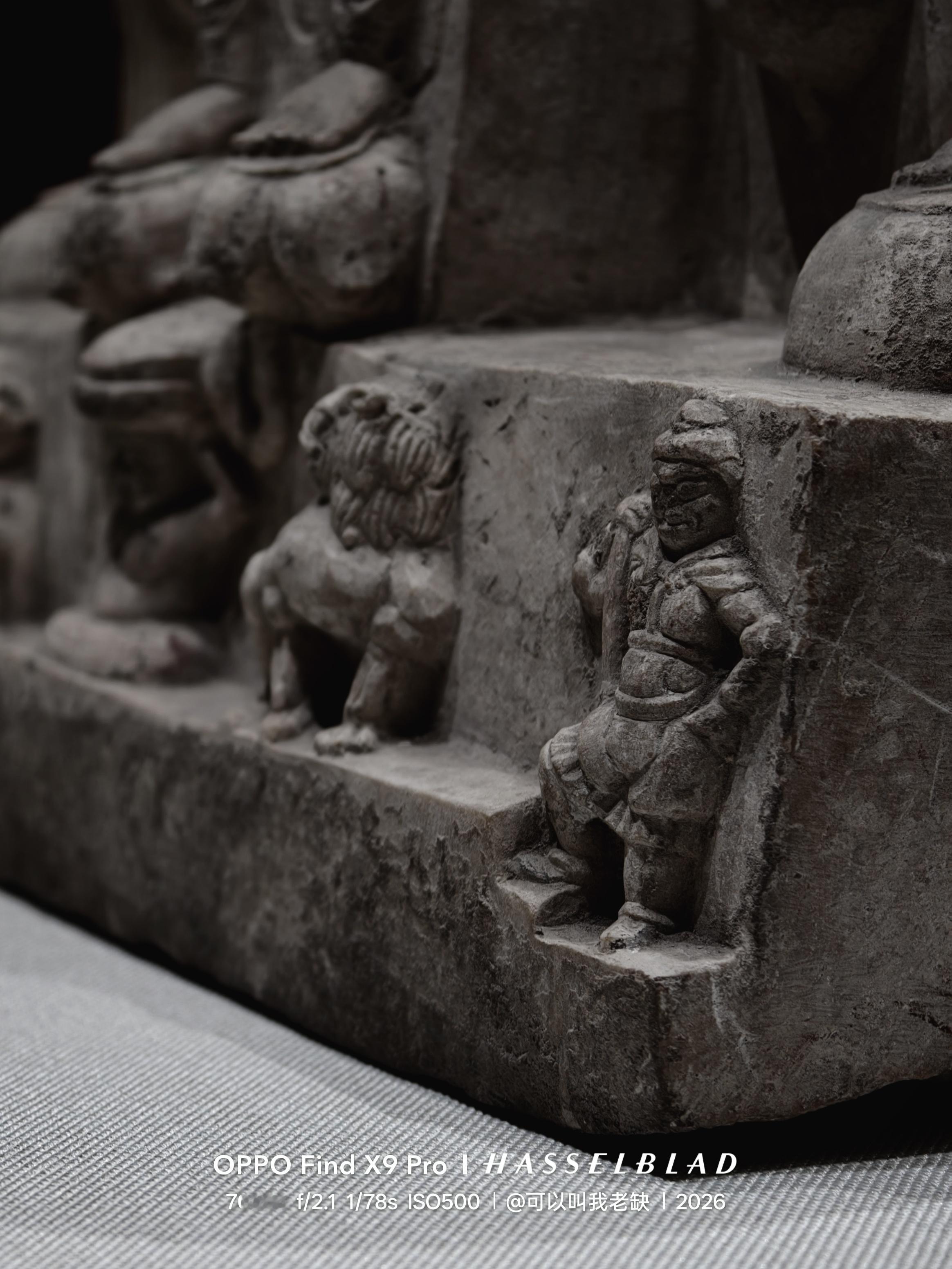 在博物馆乱摸玻璃展柜和直接触碰文物的，应该剁手湖北省博保洁因擦玻璃0水渍走红