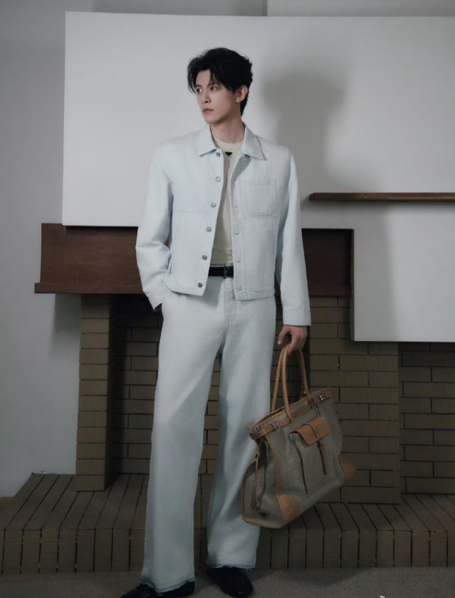 邓凯登上男刊主流杂志！邓凯《逐玉》的红利都蛮好的，前两天给奢牌prada线下站台