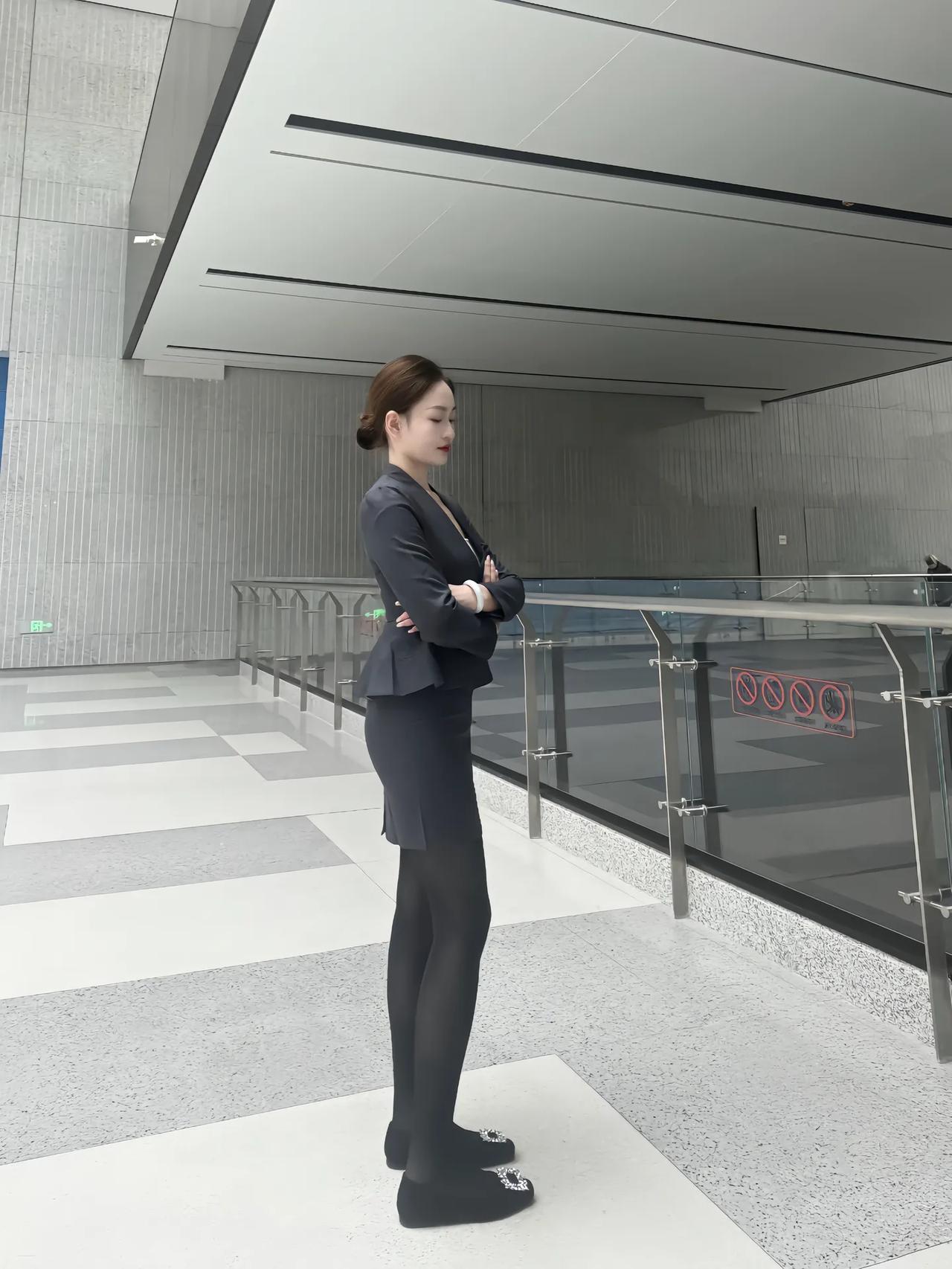 职场女强人，自信满满，气场全开！