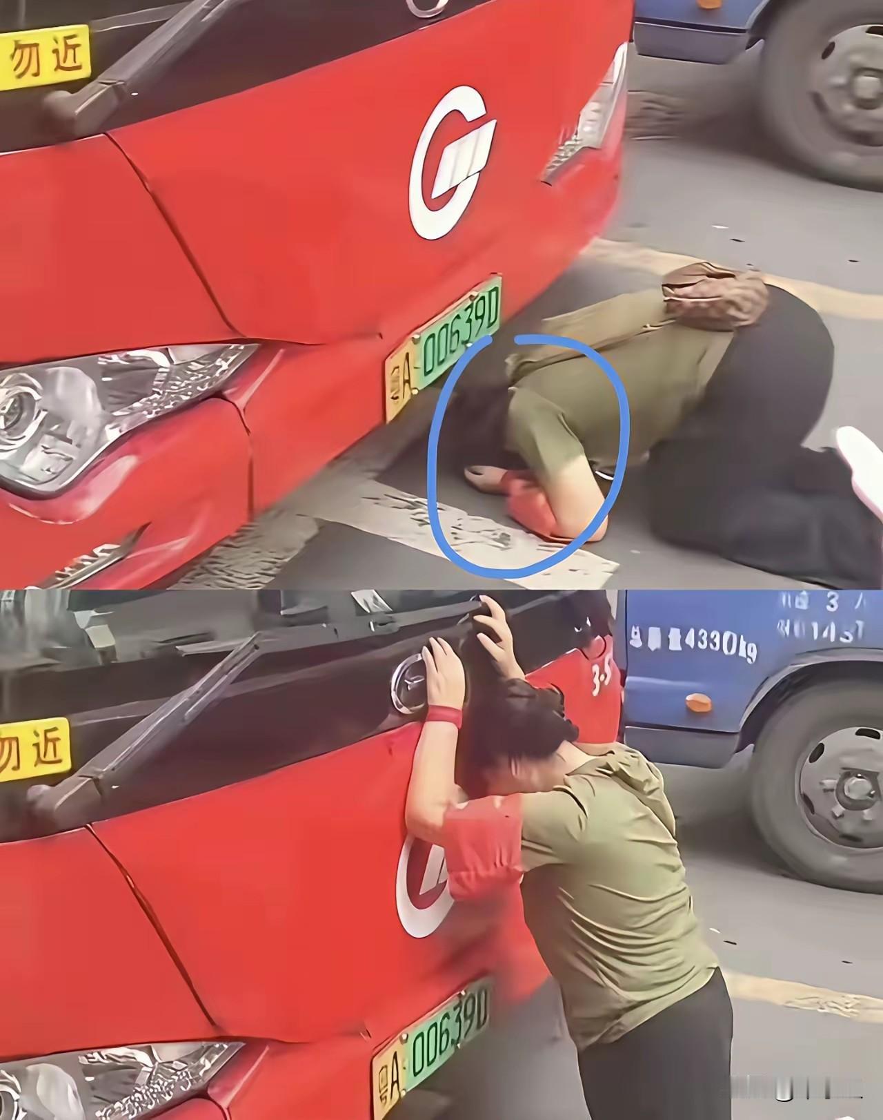 某考点家长戴着红袖标在外等考生考试，一公交车经过按了一下喇叭，考生家长堵住公交不