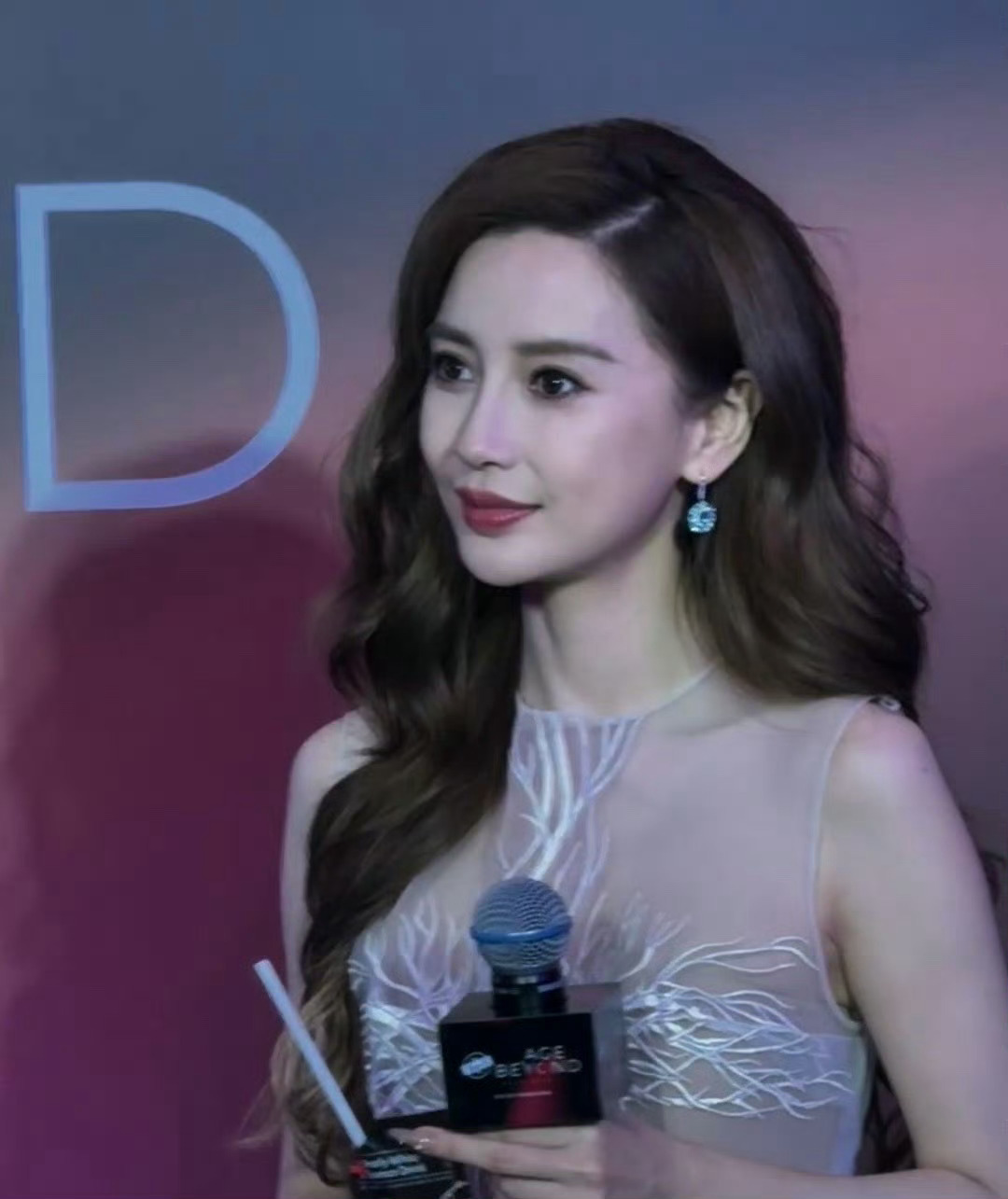 Angelababy高定长裙 angelababy[超话] 今日直播造型，一袭M