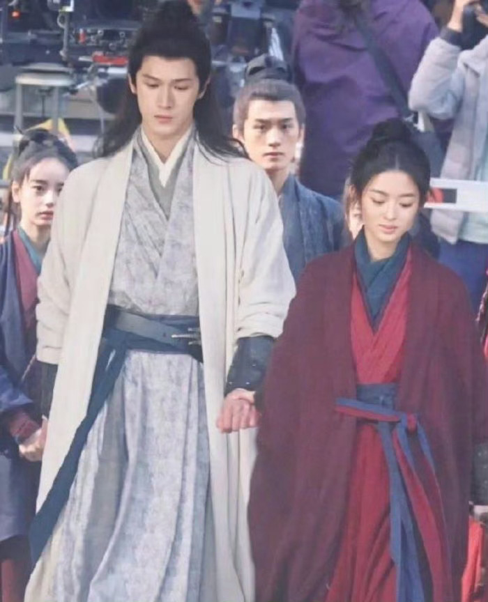 冰湖重生剧组拜年 所有人都来接张萌事业运，张萌公司的演员事业运都来了啊！从九重紫