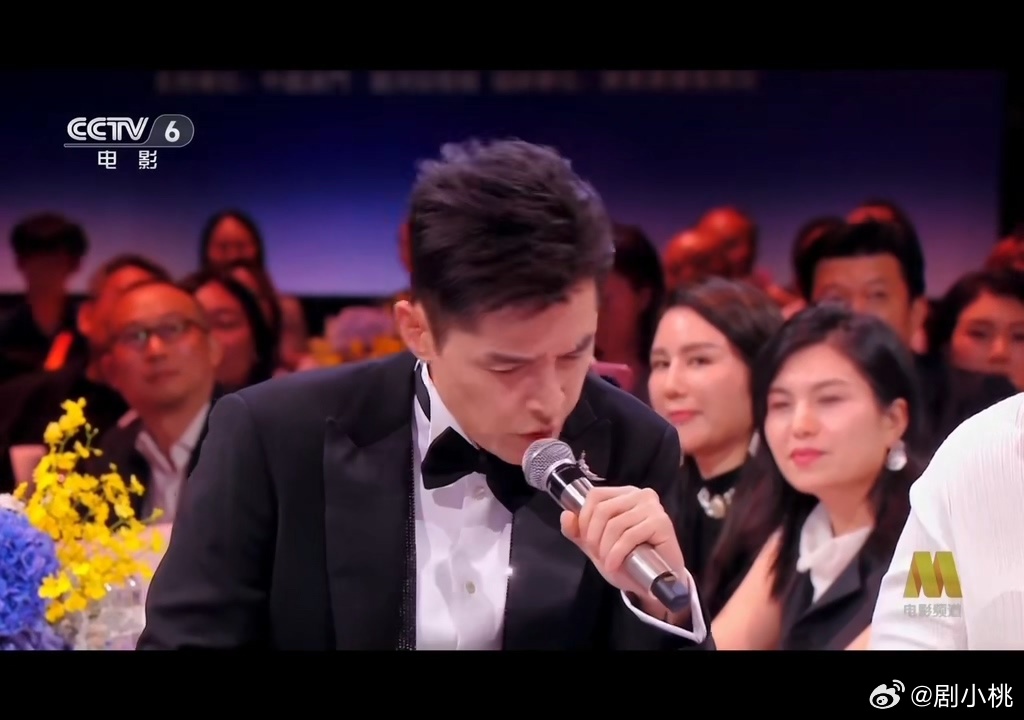 王祖蓝为胡歌嘴搓二胡谁懂胡歌这个小表情有多可爱，而且太有节目效果了有点，两个人在