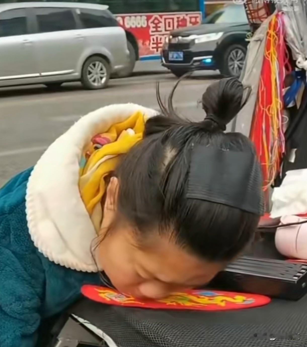 重庆大姐硬刚命运！无手无脚嘴绣鞋垫，扎嘴流血也不弯腰
 
重庆街头藏着位真汉子！