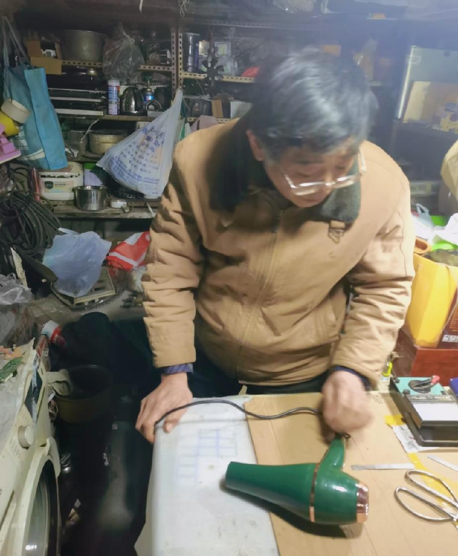 ：）男人，尤其在年轻时候如果特别喜欢某个事物，比如电脑，ps啥的，能买尽量给自己