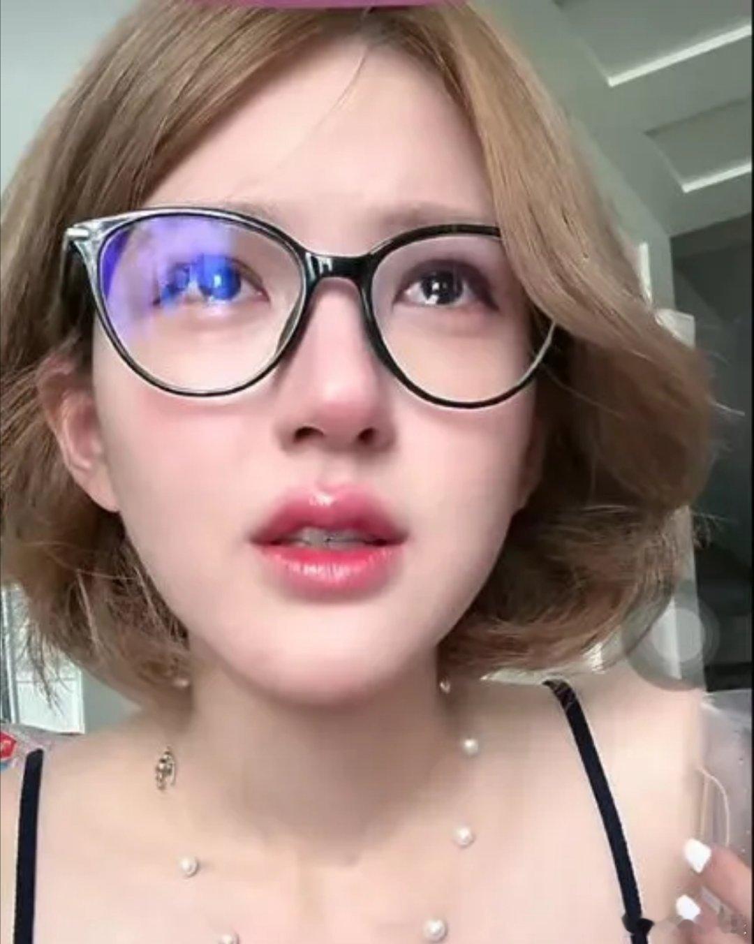 赵露思爸爸前年确诊癌症赵露思在直播中自曝父亲于前年确诊癌症，且情况危急，当时已进