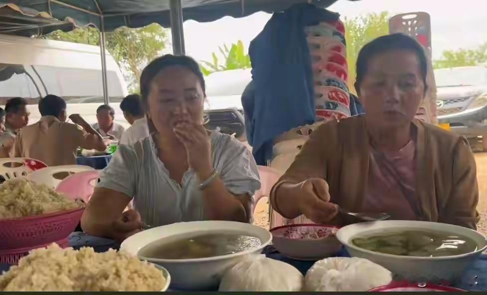 老挝媳妇玛丽家里又有新剧情

你觉得可信吗？老三要盖房子，老二画图纸，画出来就是