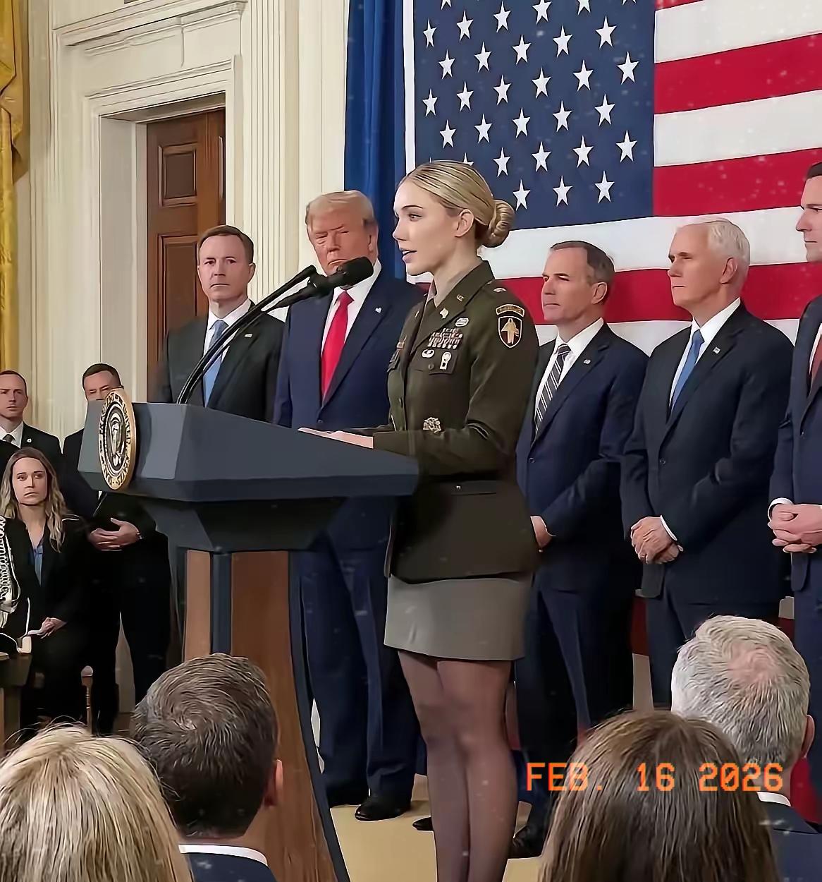 现场画面很有意思，一位美国女军官身着军装登台发言，长相清秀甜美，身形苗条挺拔，气